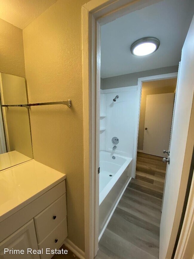 Building Photo - 2 br, 1.5 bath House - 53 S. Commons Way