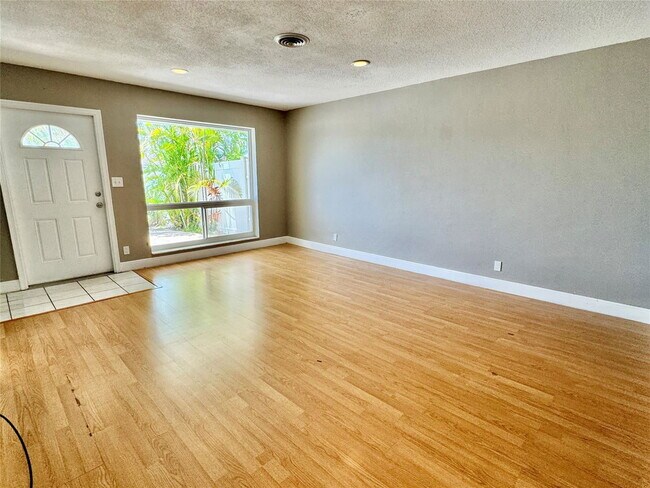 Building Photo - 1121 SW 12th Ct