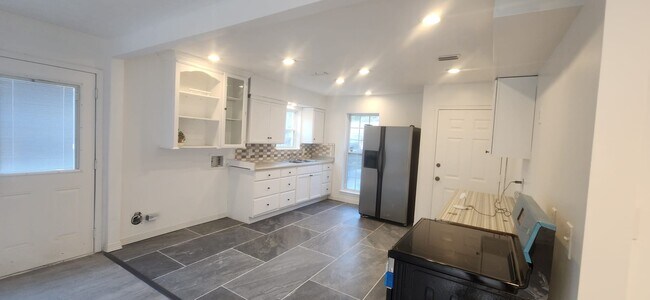Building Photo - 5816 Acacia Ct