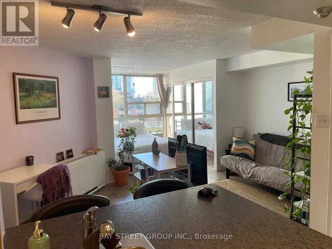 Photo du bâtiment - 705 King St W