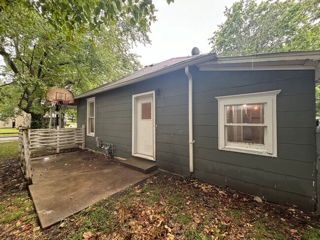 Foto del edificio - Spacious 2 bedroom 1 bath home with fenced...