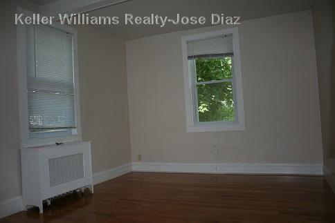 Foto del edificio - 112 1/2 Norwood Ave