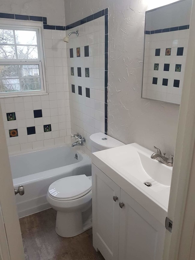 Building Photo - 606 W Dean Ave