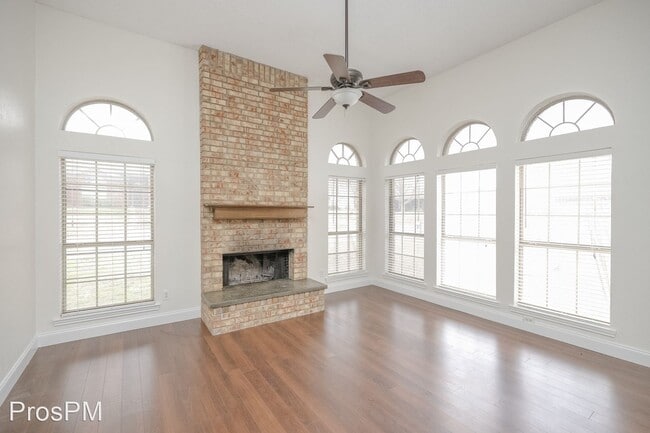 Building Photo - 3 br, 2.5 bath House - 2075 Camelot Dr.