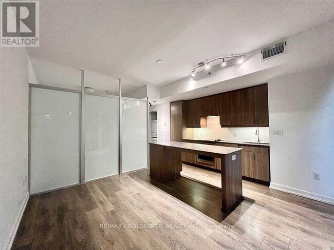 Building Photo - 426 University Ave