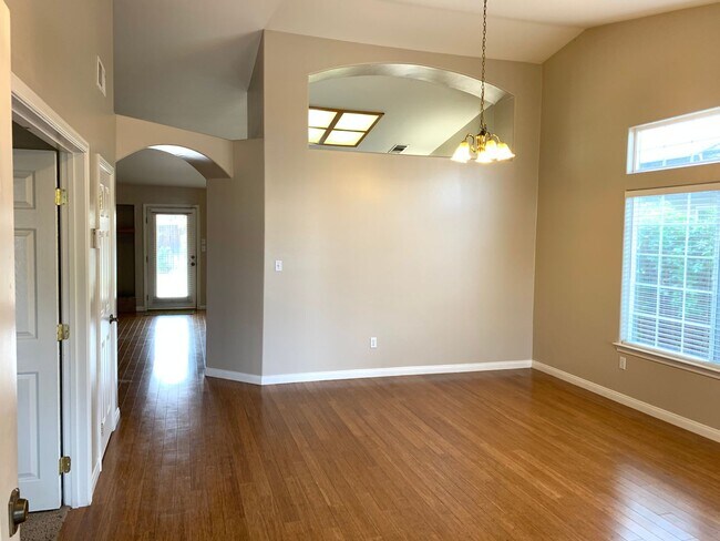 Foto del edificio - Large 4 bedroom in Nice Rosedale area