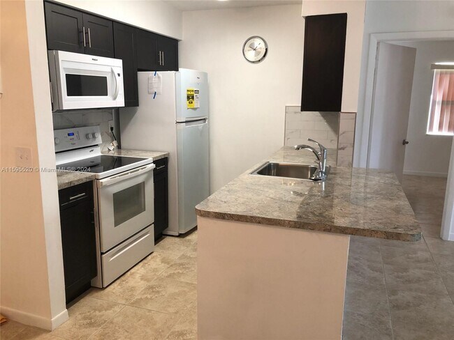 Foto del edificio - 700 NW 103rd Terrace