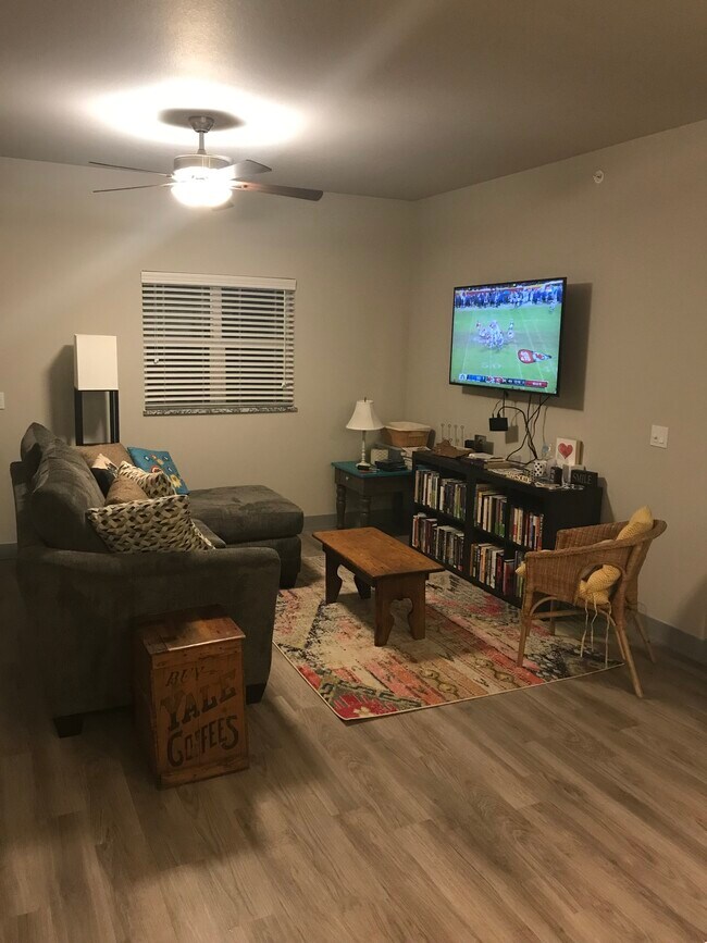 Building Photo - 3400 Aurora Ave