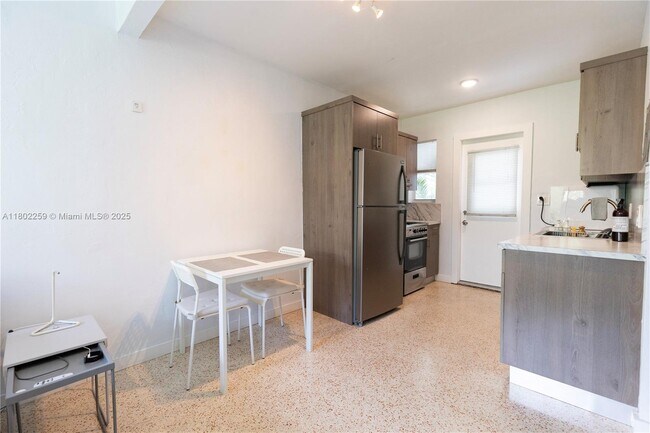 Foto del edificio - 2825 SW 3rd Ave