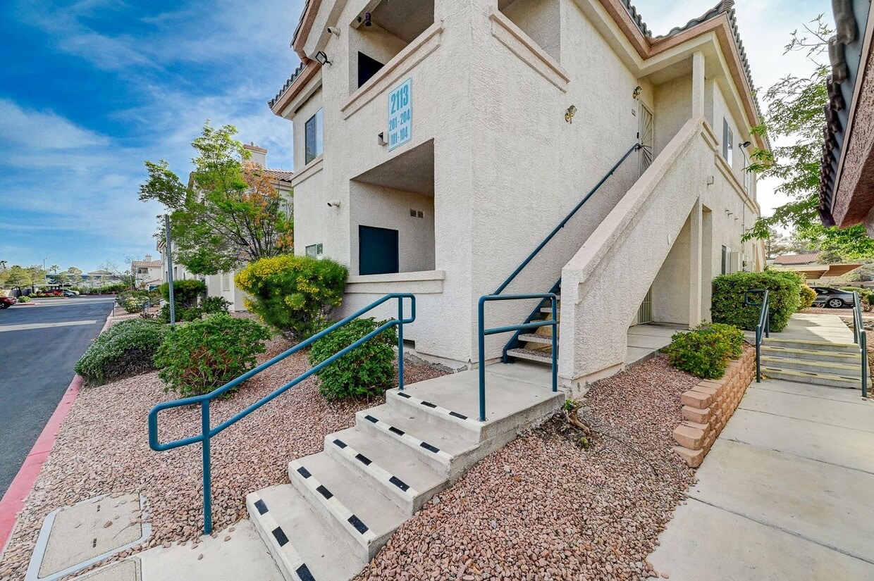 Primary Photo - Spacious 2 Bedroom Condo in Gated Community!