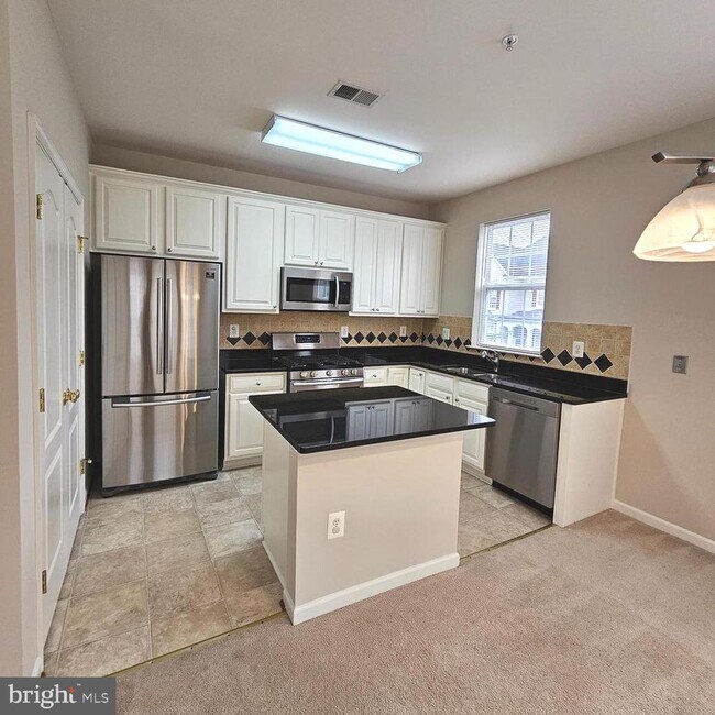 Building Photo - 5098 English Terrace