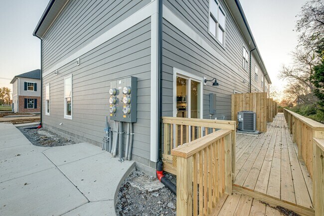Foto del edificio - Harding Townhomes