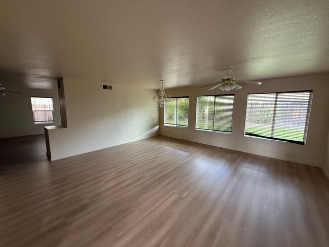 Building Photo - 2424 Sandpiper Ln