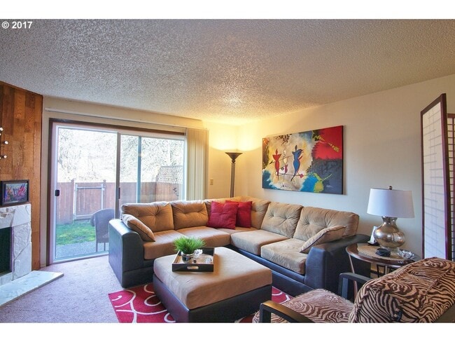 Foto del edificio - 3875 NW Chemult Pl
