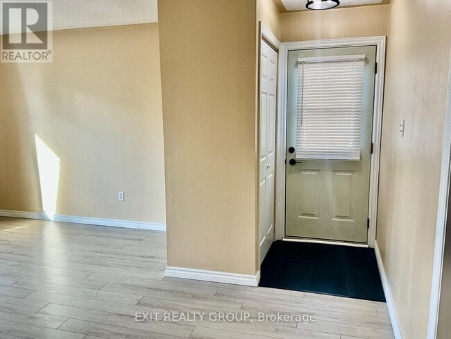 Building Photo - 156 Moira St E