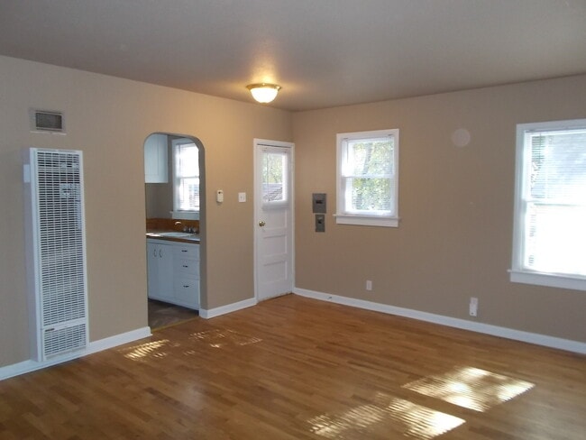 Building Photo - 1 Bed/ 1 Bath House with Hardwoods
