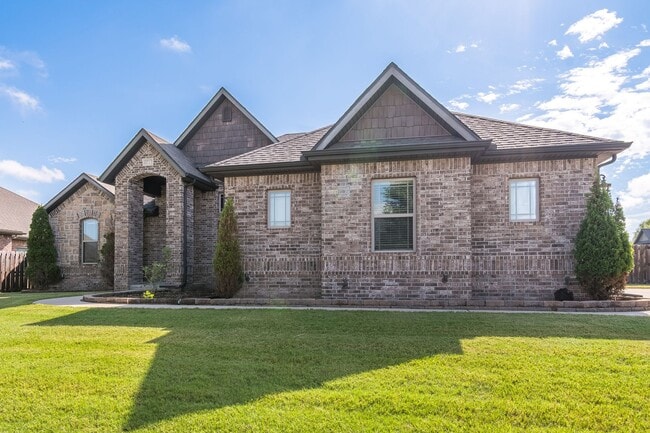 Building Photo - Beautiful Luxury Home!