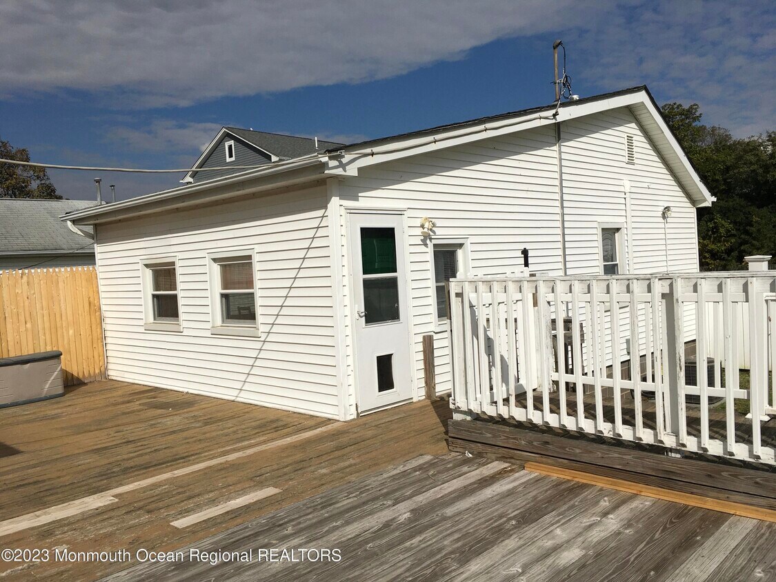 Primary Photo - 237 Seabreeze Ave