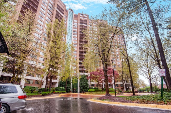 Building Photo - 10101 Grosvenor Pl