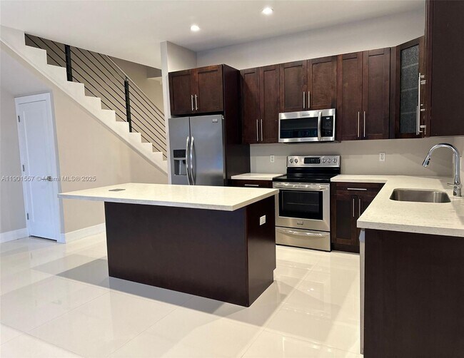 Foto del edificio - 824 SW 74th Ct