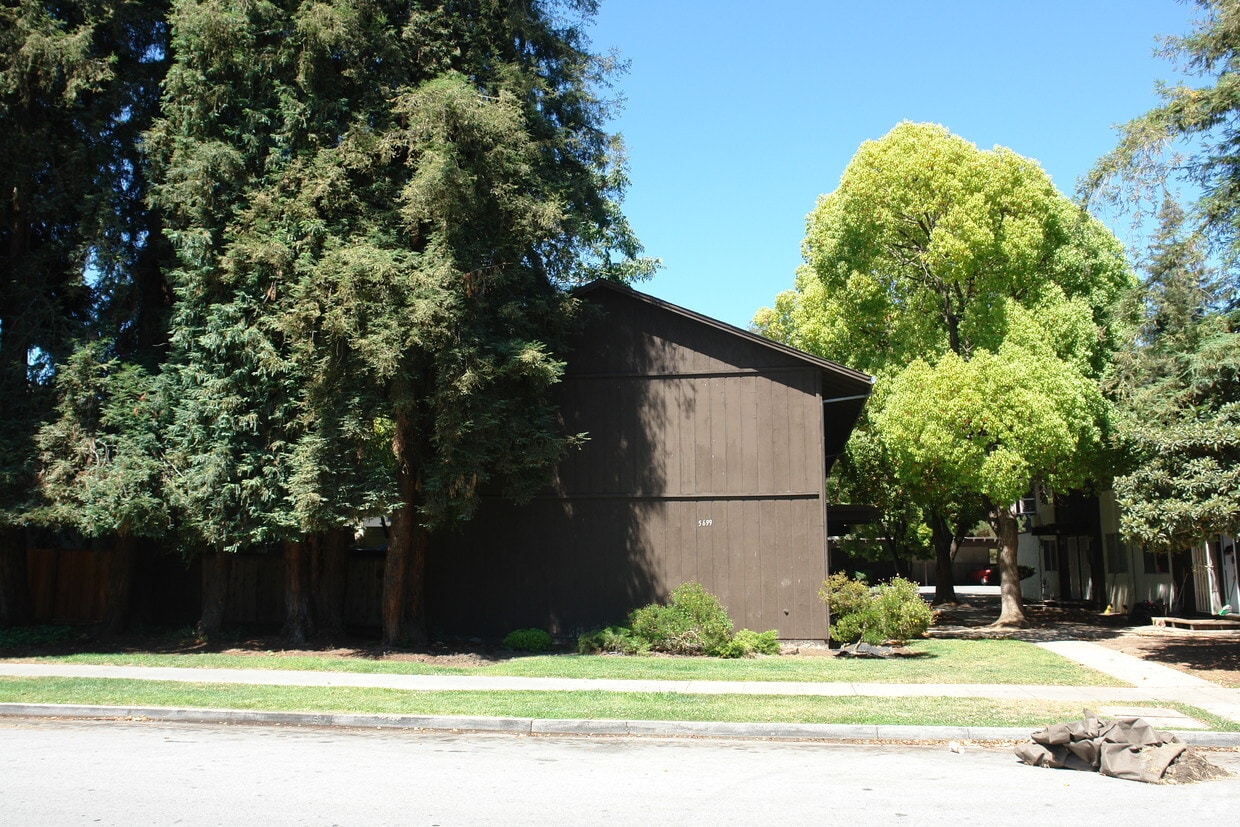 Building Photo - 5699 Tucson Dr