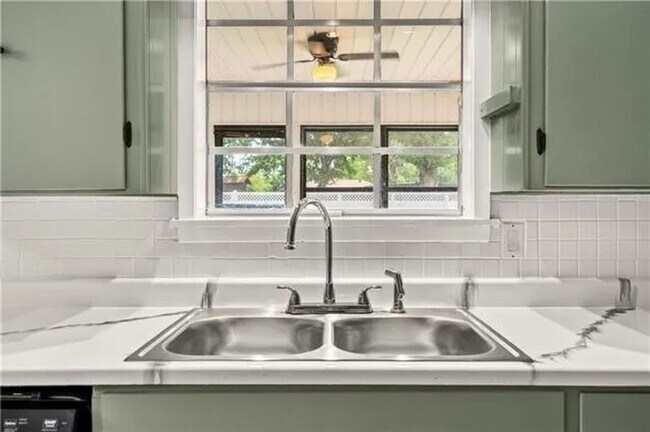 Foto del edificio - Single Family Residence