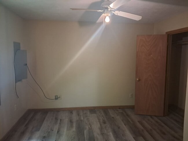 Building Photo - 3 Bedroom/ 2 Bathroom Duplex