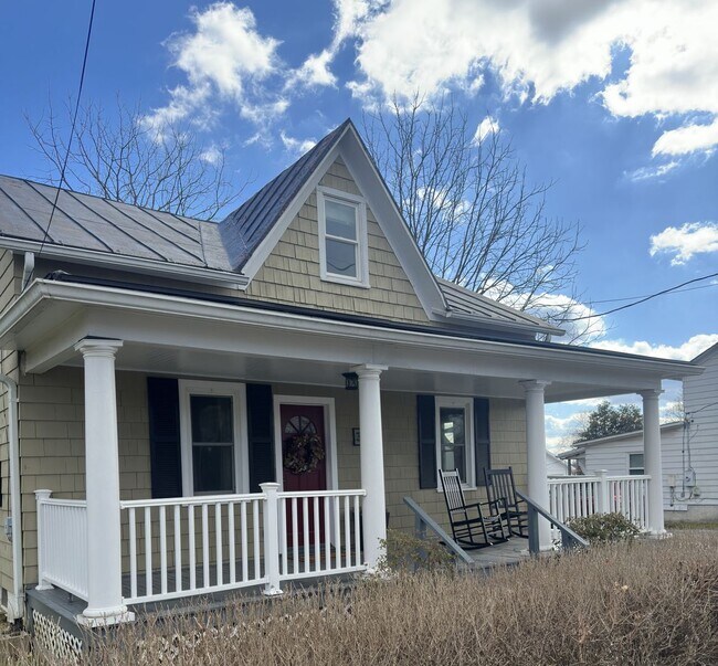 Building Photo - Charming 4 Bed 2 Bath Cape Cod For Rent In...