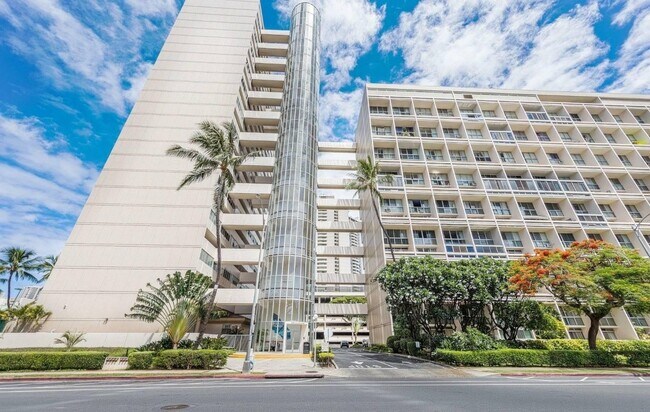 Frente de la Plaza del Agua - 500 University Ave