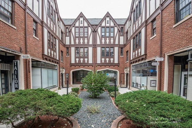 Foto del edificio - 894 Green Bay Rd