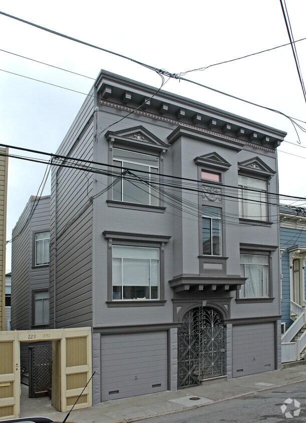 Building Photo - 235-239 Pixley St