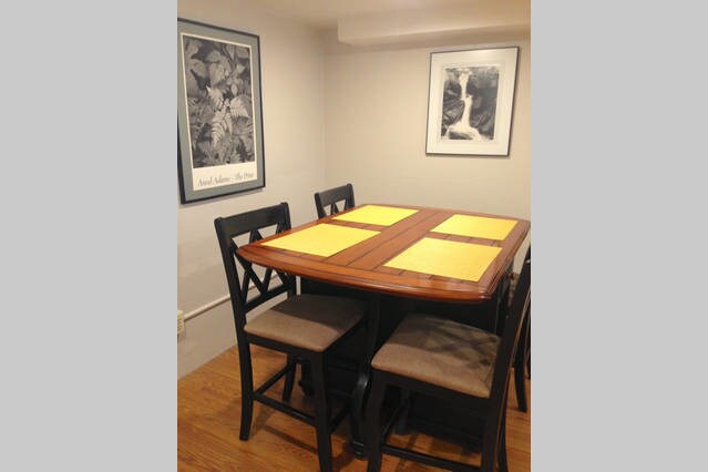 Kitchen eat-in area - 1880 Bluebell Ave