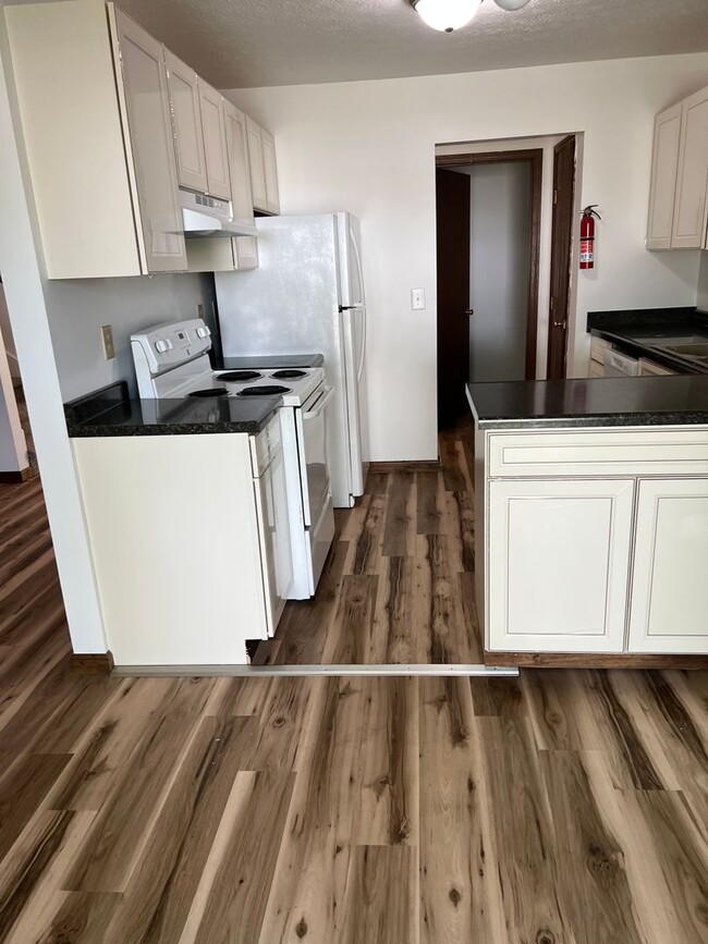 Building Photo - 4 Bedroom, 1.5 Bathroom Duplex on Blooming...