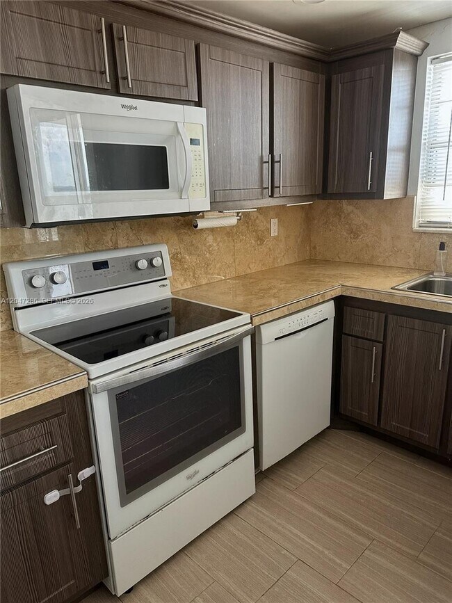 Building Photo - 137 Golden Isles Dr