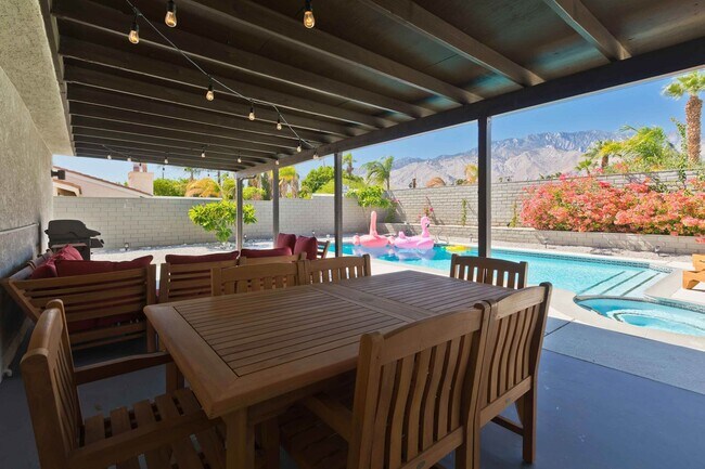Foto del edificio - Modern home w Private Pool, Spa, Pets Welc...