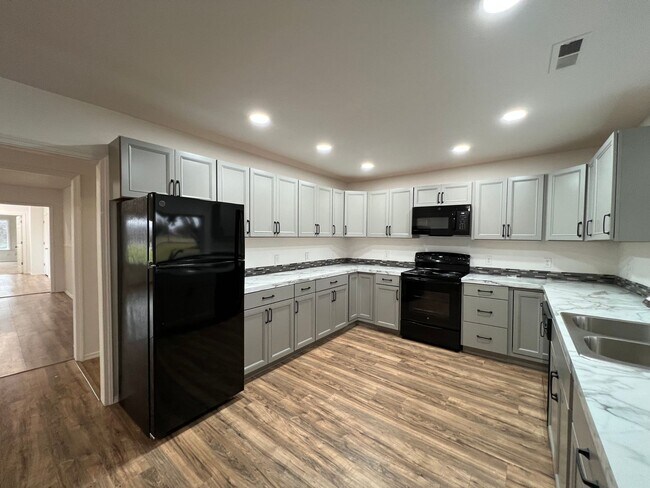 Building Photo - Newly Remodeled Home With River View!