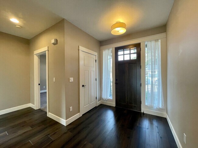 Building Photo - Beautiful Single Story Home!! 3 bed/2 bath...