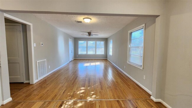 Building Photo - 2213 Pomona Dr