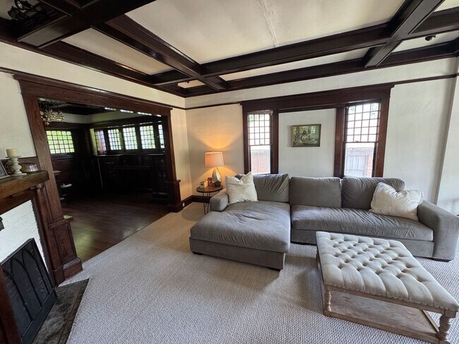 Foto del edificio - Beautiful Classic 4+ Bedroom 3,800 Sq. Ft....