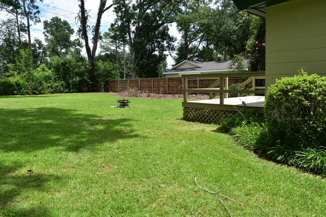 Great big back yard and nice deck! - 1606 Sharkey St