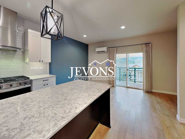 Foto del edificio - Coming soon! Modern Townhome Living in Prime Issaquah Location