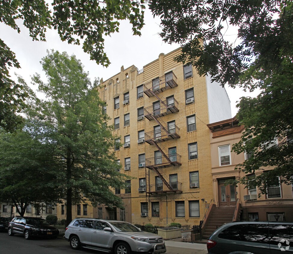 Foto principal - 114 Fenimore St