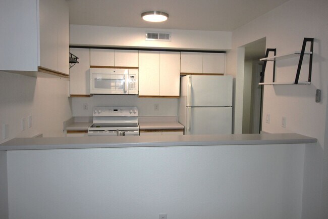 Foto del edificio - 2 Bedroom Condo For Rent