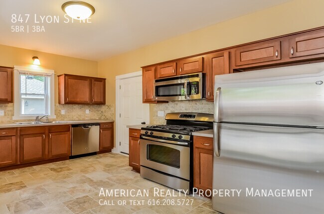 Building Photo - 847 Lyon St NE