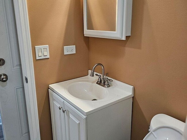 Foto del edificio - "Spacious 2-Bedroom Oasis on W Fillmore St – 1496 Sq Ft of Comfort in Chicago's Heart!"