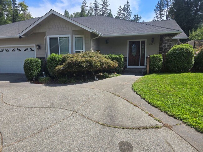 Foto del edificio - 3 bed 2 bath  Home for Rent in Grants Pass