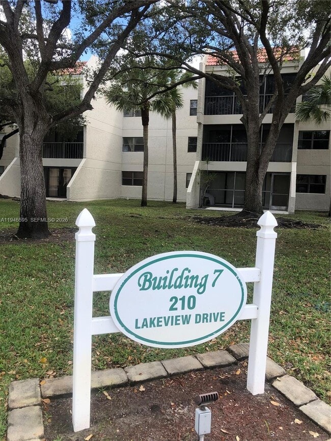 Foto del edificio - 210 Lakeview Dr