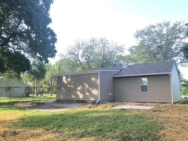 Building Photo - Ranch Home with Separate Dining Room