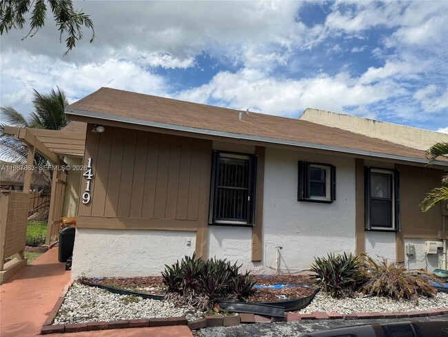 Foto del edificio - 1419 Yellowthroat St