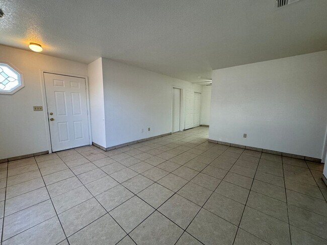 Foto del edificio - 3BR Duplex with gated yard and Garage